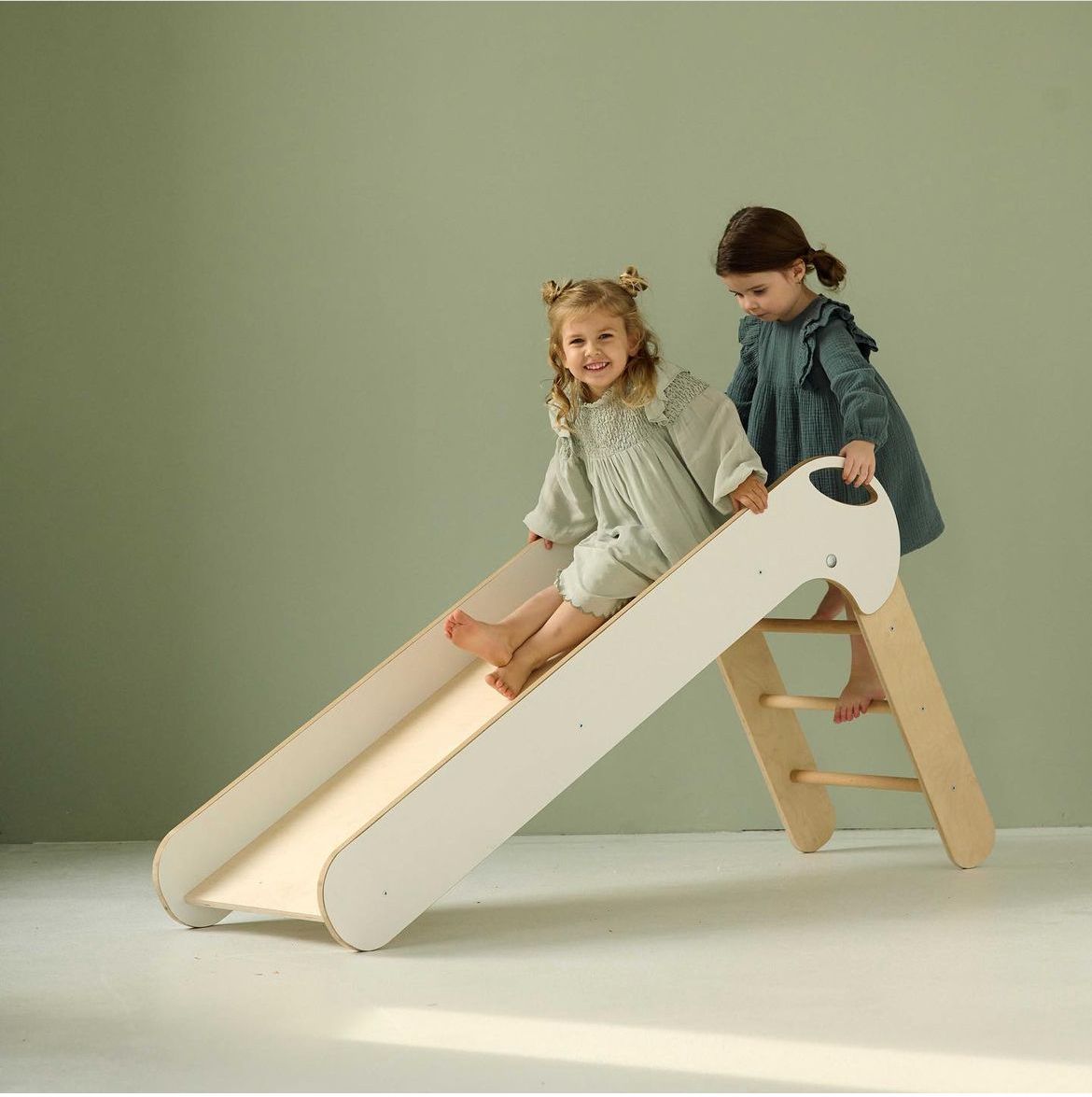 A csúszdázás mögötti pedagógia: miért imádják a gyerekek minden korban?